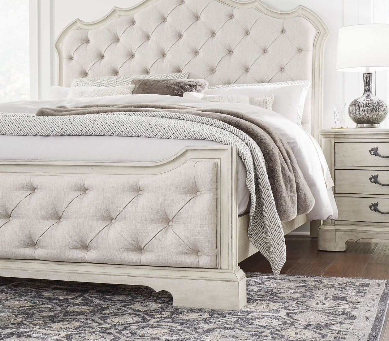 Arlendyne Antique White Upholstered Bedroom Set B980