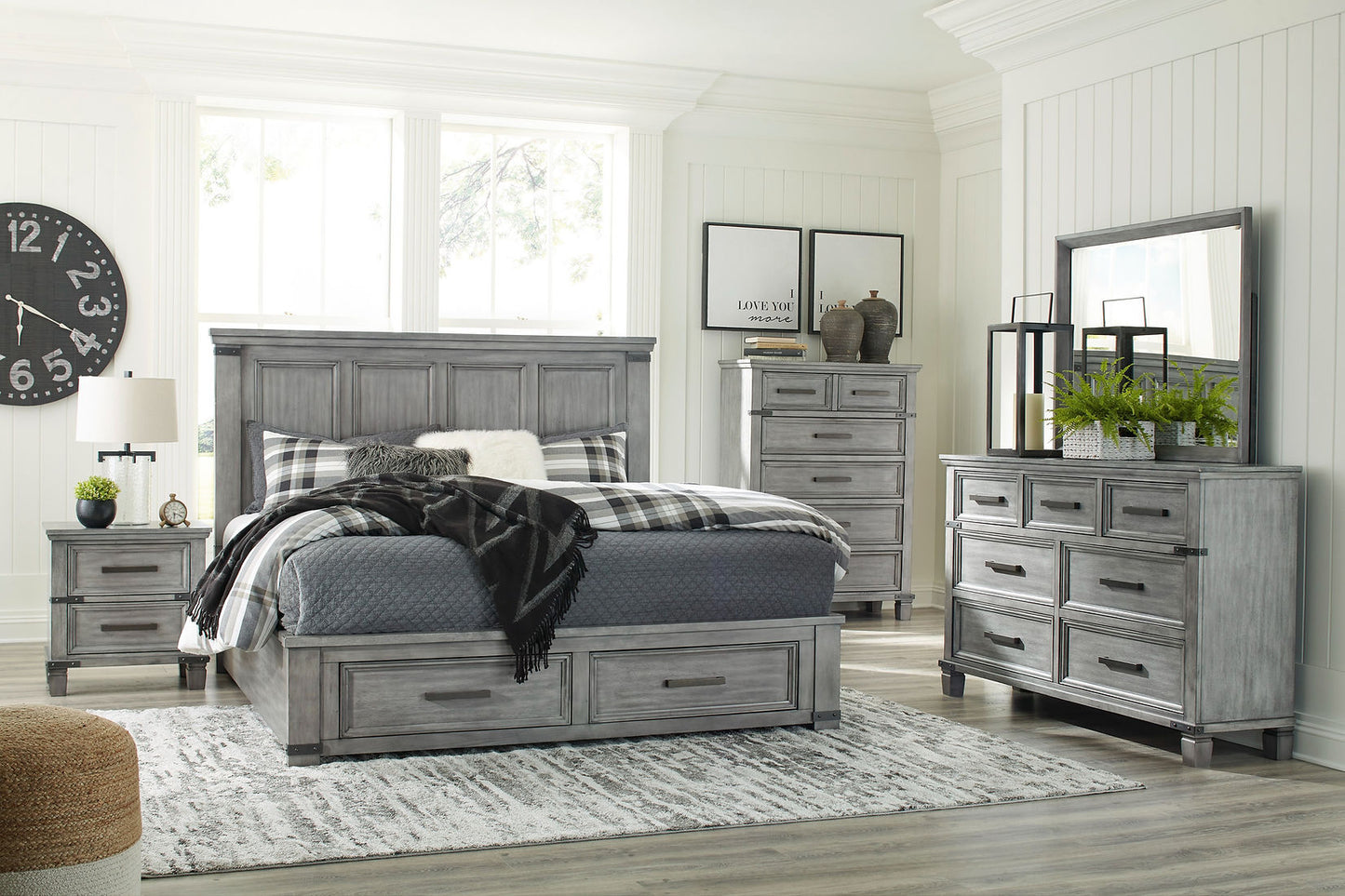 Russelyn Gray Platform Bedroom Set B772